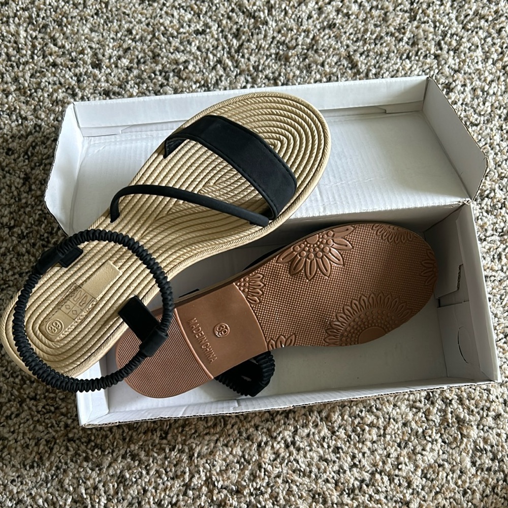 NEW Women’s strappy sandal size 8 run small